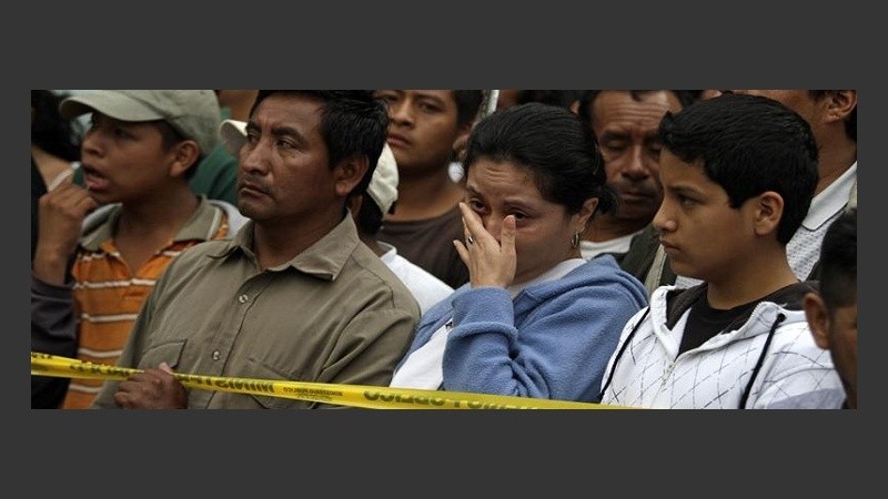 Decenas de guatemaltecos se congregan en la estación de bomberos donde fue llevado el cuerpo. 
