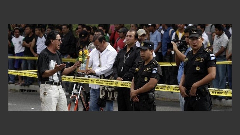 La Policía montó un cerco de seguridad en el lugar donde fueron llevados los restos de Cabral.