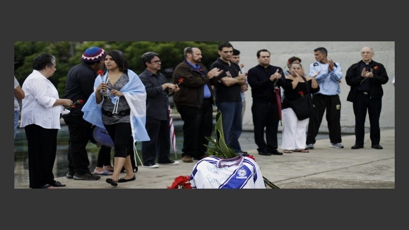 Seguidores del artista dan sus muestras de afecto.