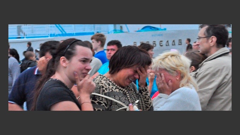 Familiares buscan sobrevivientes en el puerto del río Kazan.