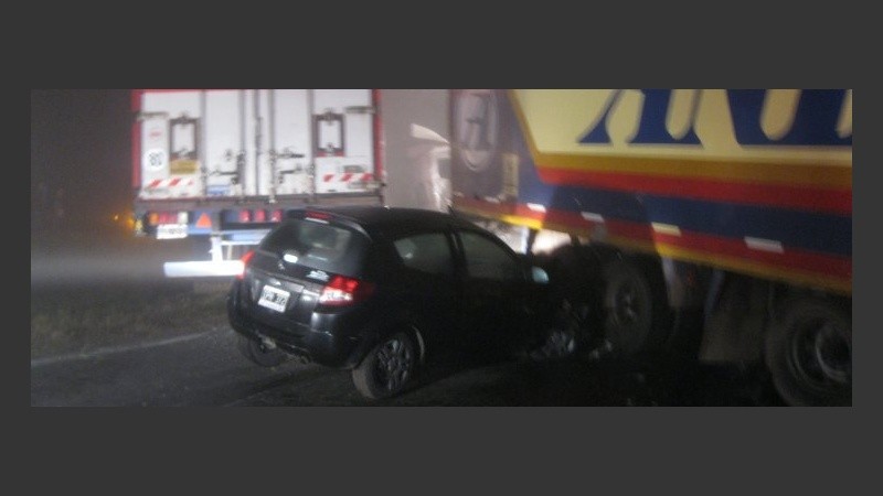 Un Ford K terminó debajo de uno de los camiones involucrados