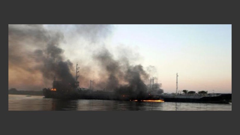 El fuego persistía en el buque tanque argentino.