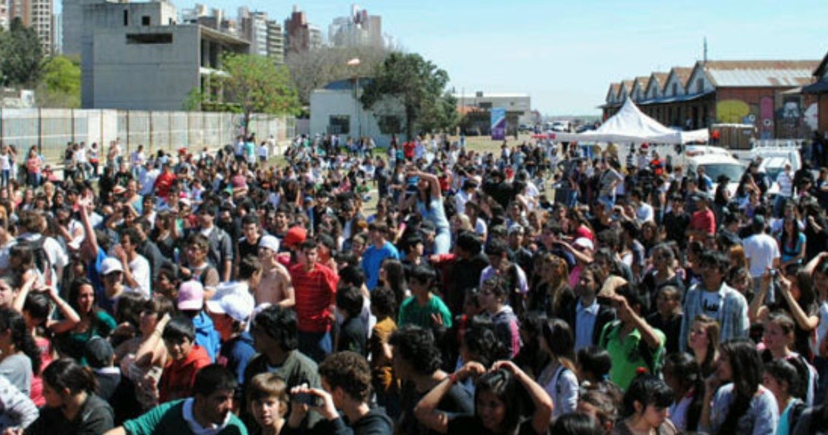 En parques y playas, miles de jóvenes recibieron la primavera | Rosario3