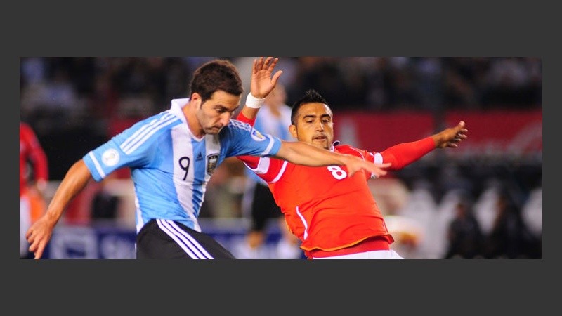 Higuaín remata y marca el primero de la noche.