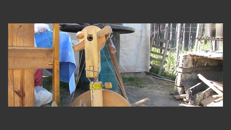 La rueca que utiliza para hilar en el patio de su casa. 