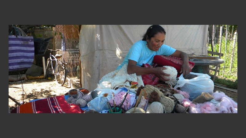 Roberta vende entre conocidos lo que teje, tras hilar el vellón. 
