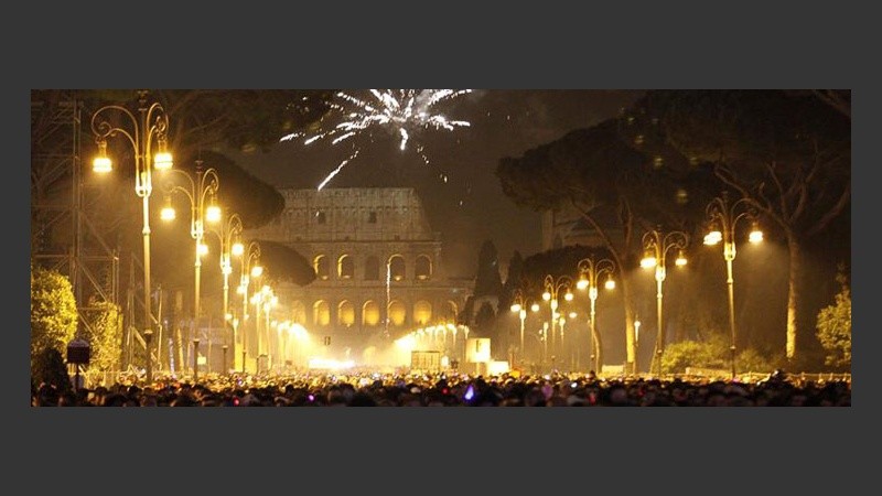 En Roma, el Coliseo, se llenó de gente y fuegos artificiales.