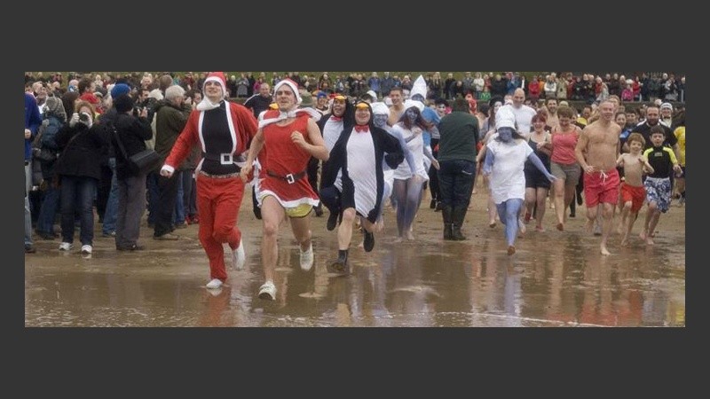 En Gran Bretaña, los habitantes le hicieron frente al frío y se metieron al agua.