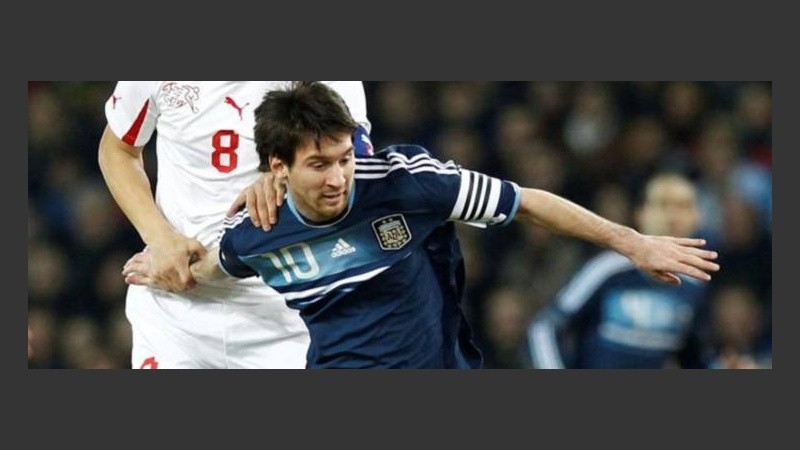 Lionel escapa a la marca. La Pulga marcó su gol 20 en la selección.