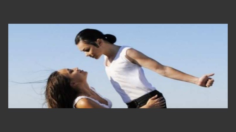 Elena, caracterizada como Michael.