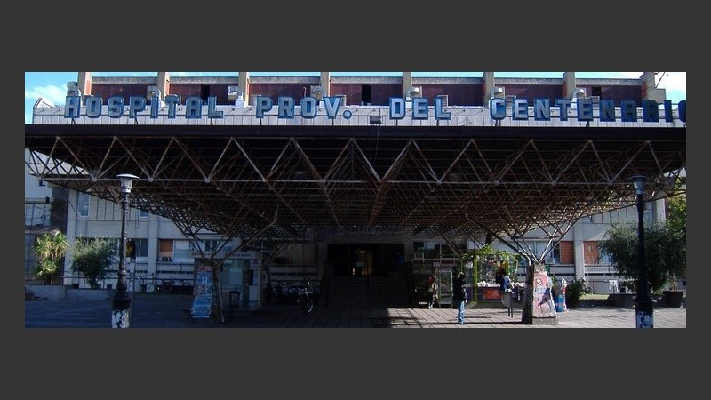La mujer murió en el Hospital Centenario.