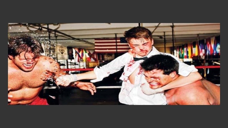 El joven posó peleando con dos boxeadores.