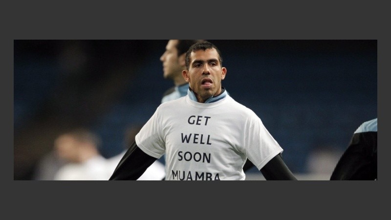 Carlitos calentó con una remera de apoyo a Muamba, que sufrió un infarto.