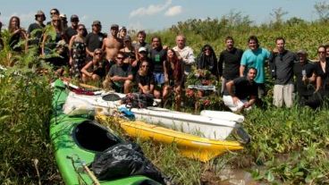 El grupo de ambientalistas y kayaquistas realizaron un "velorio" del arroyo La Cruz.