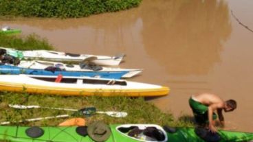 Los kayaquistas avanzaron hasta donde pudieron por la Boca de la Cruz.