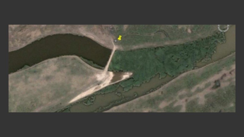 El corte de un curso de agua registrado hace cuatro años en imágenes satelitales.