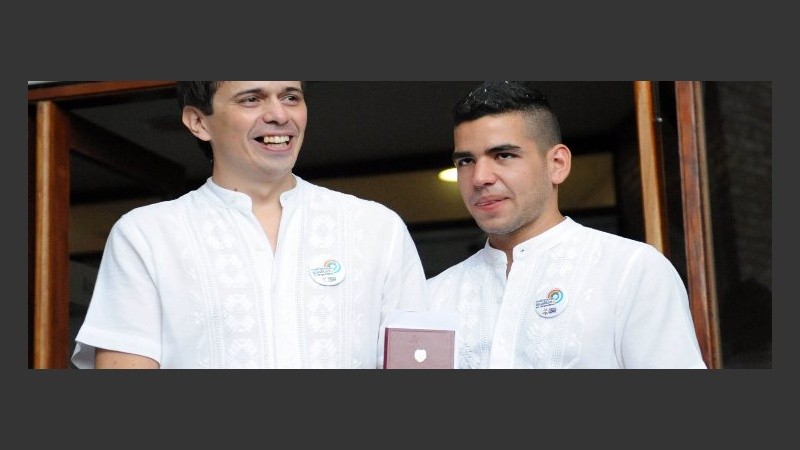 Sergio y Simón con la libreta de recién casados.