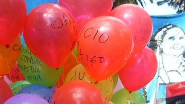 La fiesta de la Justicia: globos con reclamos históricos de verdad y memoria.