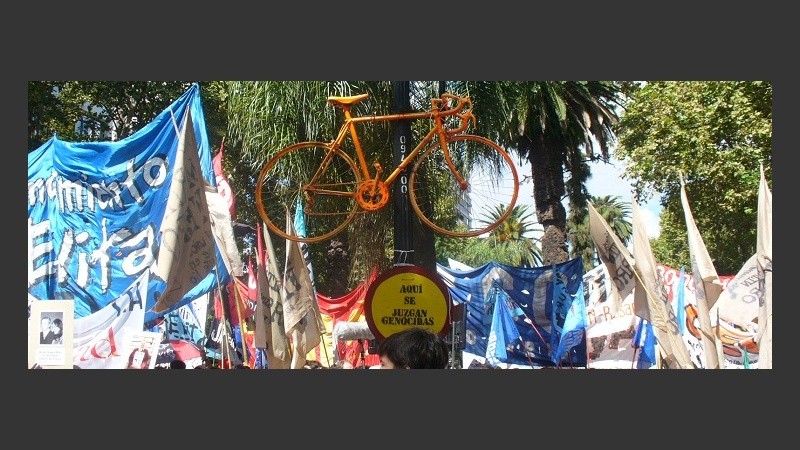 La bicicleta, un símbolo por los desaparecidos, y el cartel que aclara abajo.
