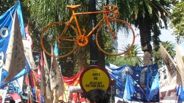 La bicicleta, un símbolo por los desaparecidos, y el cartel que aclara abajo.