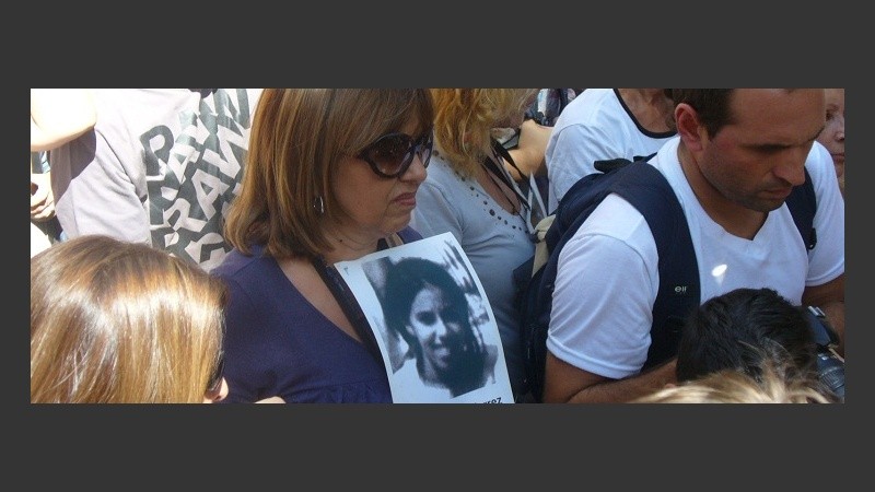 Alicia Gutiérrez con la foto de su hermana Ana María.