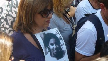 Alicia Gutiérrez con la foto de su hermana Ana María.