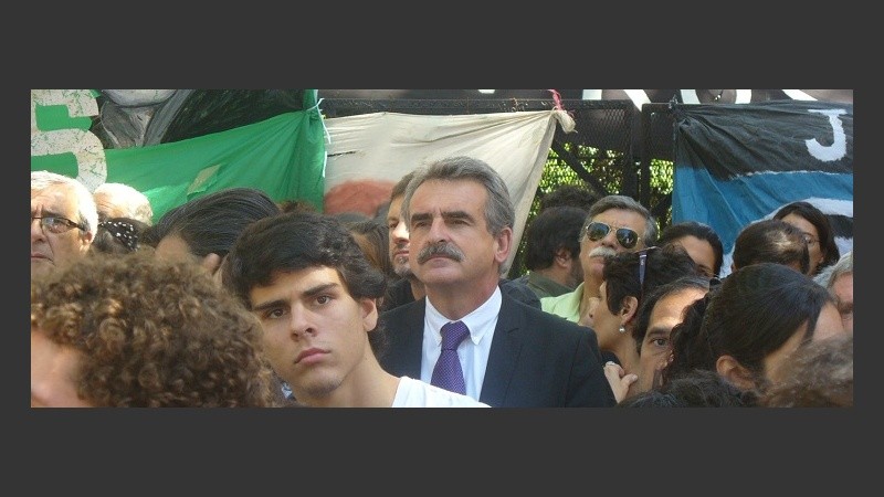 Rossi siguió la lectura del fallo a un costado del escenario.