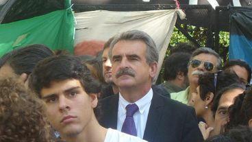 Rossi siguió la lectura del fallo a un costado del escenario.