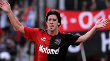 Pablo Pérez marcó un extrañó gol al cierre del primer tiempo.