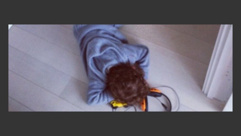 El pequeño protesta tirándose al piso boca abajo.