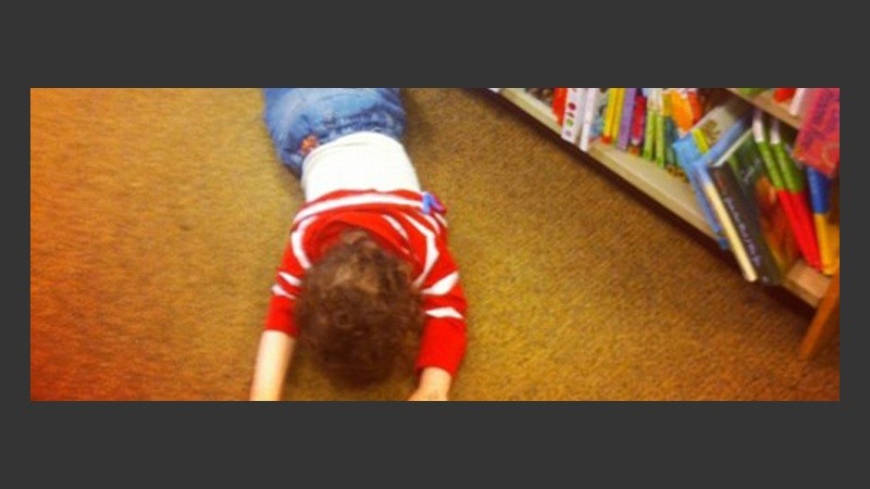 El pequeño protesta tirándose al piso boca abajo.