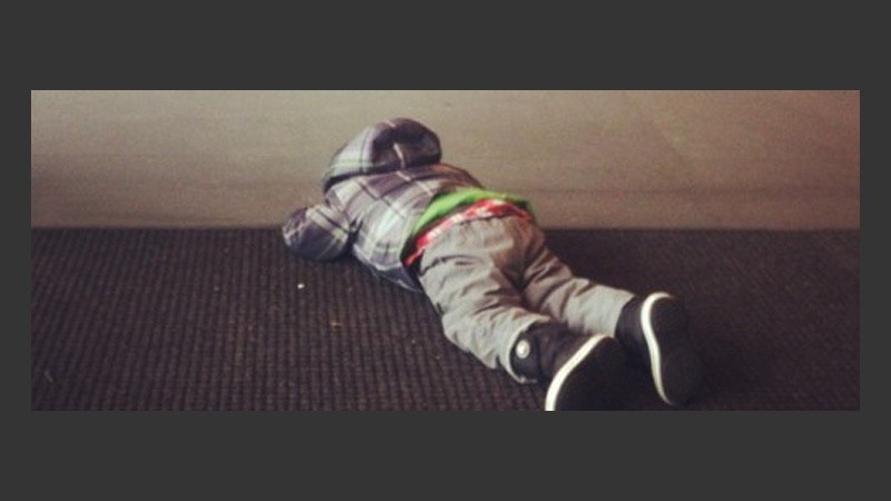 El pequeño protesta tirándose al piso boca abajo.