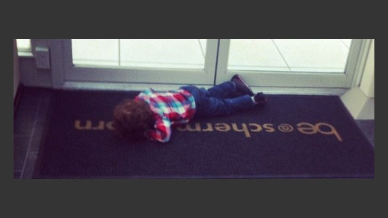El pequeño protesta tirándose al piso boca abajo.