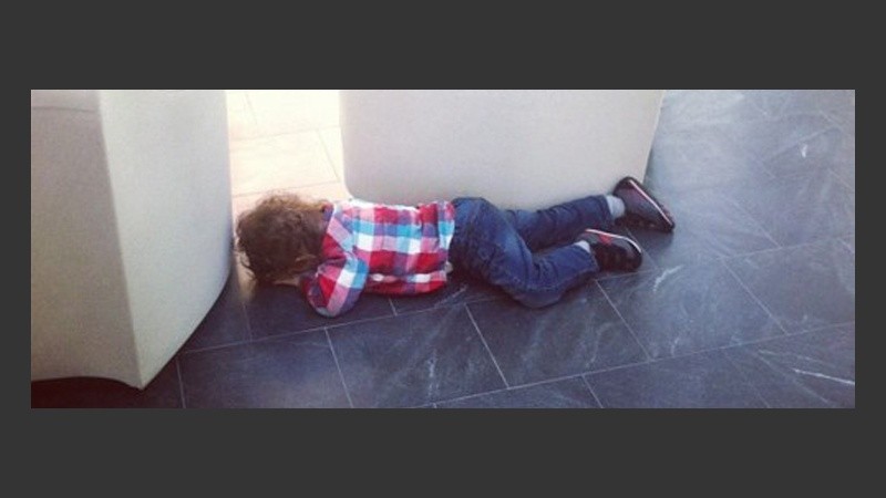 El pequeño protesta tirándose al piso boca abajo.