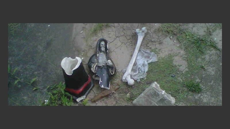 Una estatua de San La Muerte y un fémur, parte del ritual hecho en el cementerio.