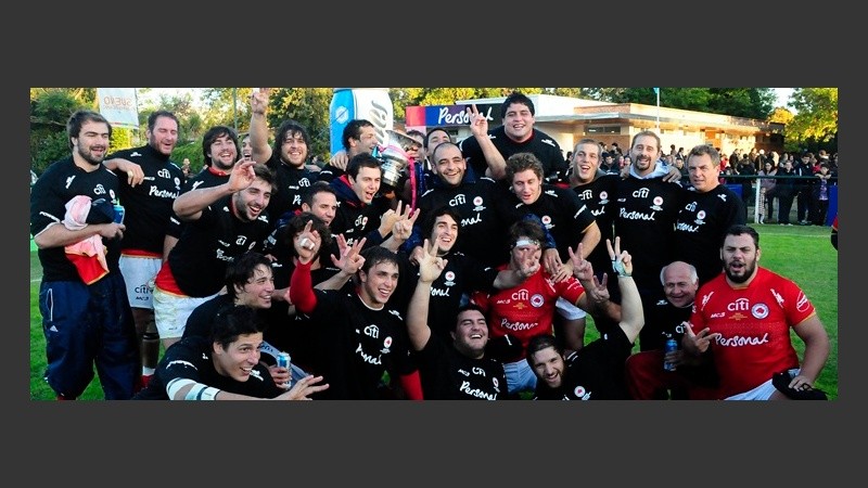   El festejo cordobés en el Jockey Club rosarino.