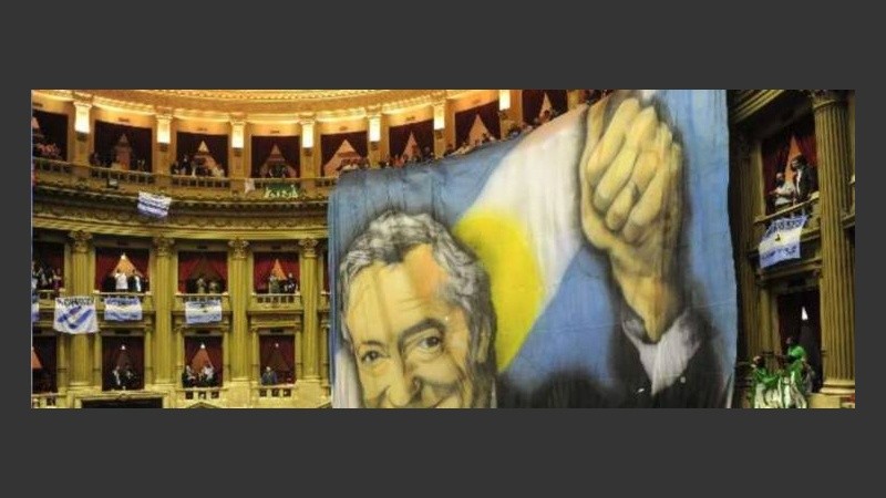 La imagen gigante del ex presidente Néstor Kirchner en la Cámara baja.