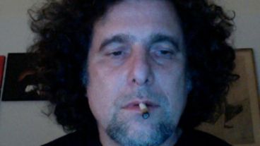 Con frases y fotos, Calamaro le da vida a su cuenta en Twitter.