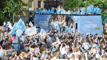 Un clásico: el micro con los jugadores en medio de su gente.