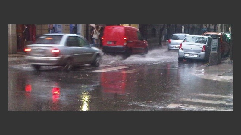 Las lluvias inundaron las calles céntricas este martes.