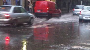 Las lluvias inundaron las calles céntricas este martes.