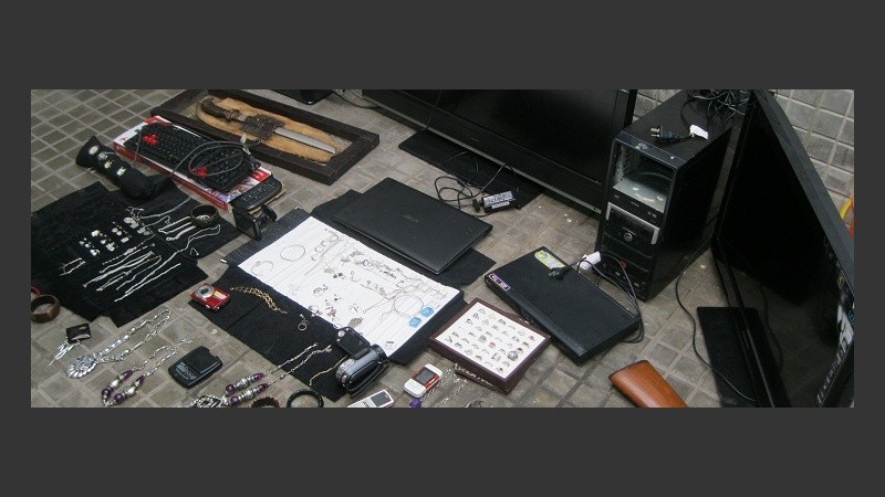 Computadoras, cámara de fotos y filmadoras, entre los elementos robados recuperados.