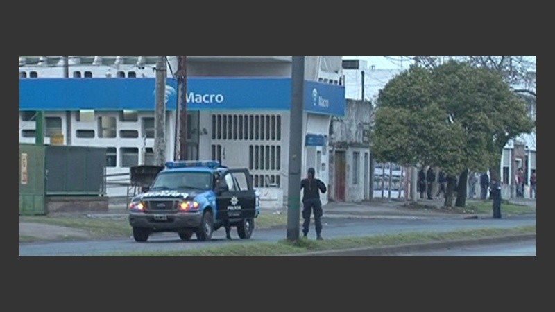 Cordón policial en torno al banco de Saavedra y Lagos.