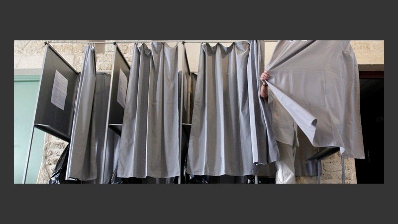 El box cortinado para la votación francesa.