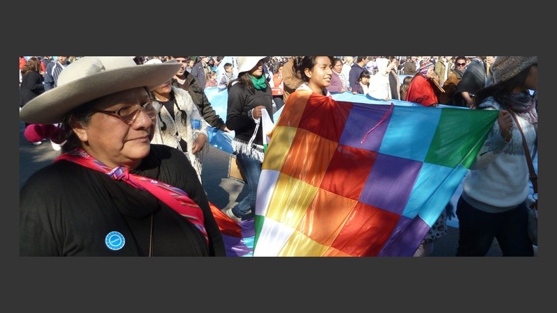 Los pueblos originarios sumaron su bandera a la argentina.