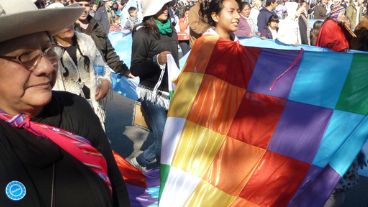 Los pueblos originarios sumaron su bandera a la argentina.