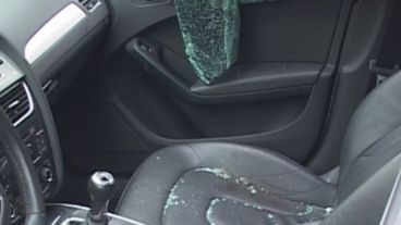El interior del vehículo con los vidrios rotos por el asalto.