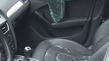 El interior del vehículo con los vidrios rotos por el asalto.