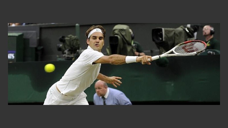 El tenista suizo Roger Federer devuelve la pelota al escocés.