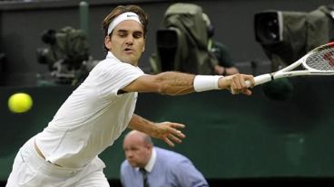 El tenista suizo Roger Federer devuelve la pelota al escocés.
